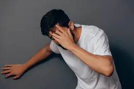 蹲下后突然起身“眼前一黑”？可能暗示这4种疾病，不一定是贫血图片