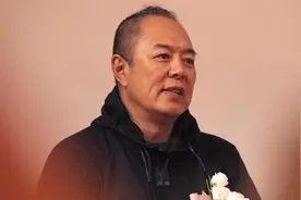 66岁张铁林，被爆已经坐上了轮椅，因国籍和私生活问题被网友斥责图片