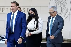 科比残骸照片用来炫耀！40岁瓦妮莎3次出庭，穿紧身衣发福严重图片