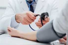 量血压，总是第一次高，后面越量越低，以哪个为准？图片