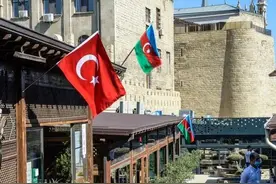 阿塞拜疆，为什么到处都挂土耳其国旗？是土耳其的殖民地吗？图片
