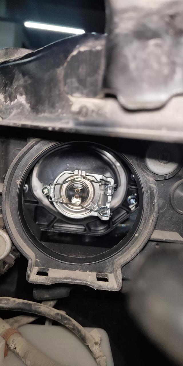 比亚迪速锐维修近光灯，换近光灯泡