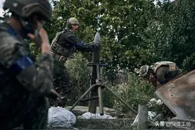 数十万把AK47出库，俄军预备役领取武器：数万人将活不过这个冬季图片