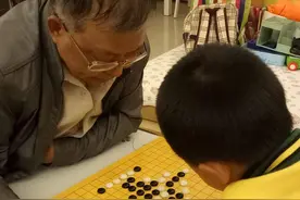 教授爷爷每天陪娃“瞎玩”，娃专注力强成绩优秀，老师都夸捡到宝图片