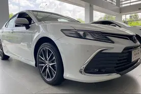 落地23.7万提了凯美瑞双擎豪华版，对舒适性满意，油耗百公里5.2L图片