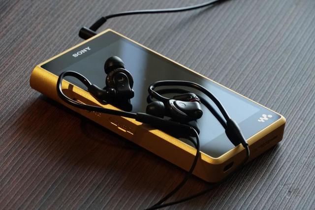 索尼数字随身听聚在一起给它们合了影,它们自左至右分别是zx300a(纯音