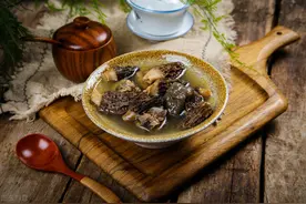 牛尾鲜菌汤煲图片
