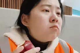 四川女孩在新西兰苹果厂打工，6点上班12点下班，工资更让人破防图片