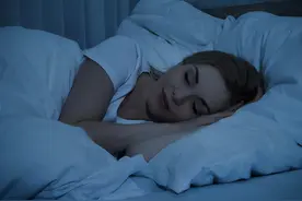 我们被“8小时睡眠论”忽悠了？50岁以后，最佳睡眠时间是多少？图片