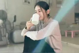 43岁秋瓷炫疑婚变！没戴婚戒光脚坐地上，与丈夫分居已久尽显落寞图片