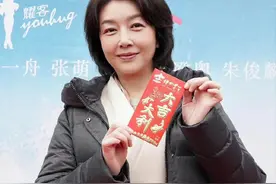 54岁江珊复出拍戏！开机笑容灿烂卧蚕比眼大，做配仍居C位地位高图片