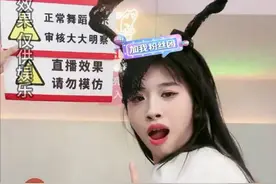裤裆对镜头，给猪下跪吃猪食，词“耍流氓”，网红低俗直播何时休图片