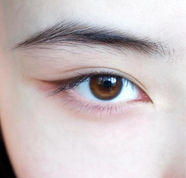 6,柳叶眼细长的柳叶眼也是符合传统审美的好看眼型,像古话描述的那样