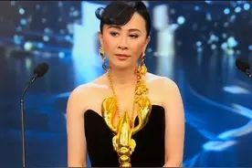 香港金像奖颁奖典礼，刘嘉玲穿龙虾礼服成焦点，像参加厨师大赛图片