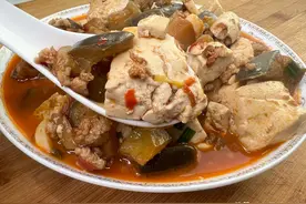 茄子不要直接炒，这样做不吸油，软烂入味，加豆腐一起炖，下饭图片