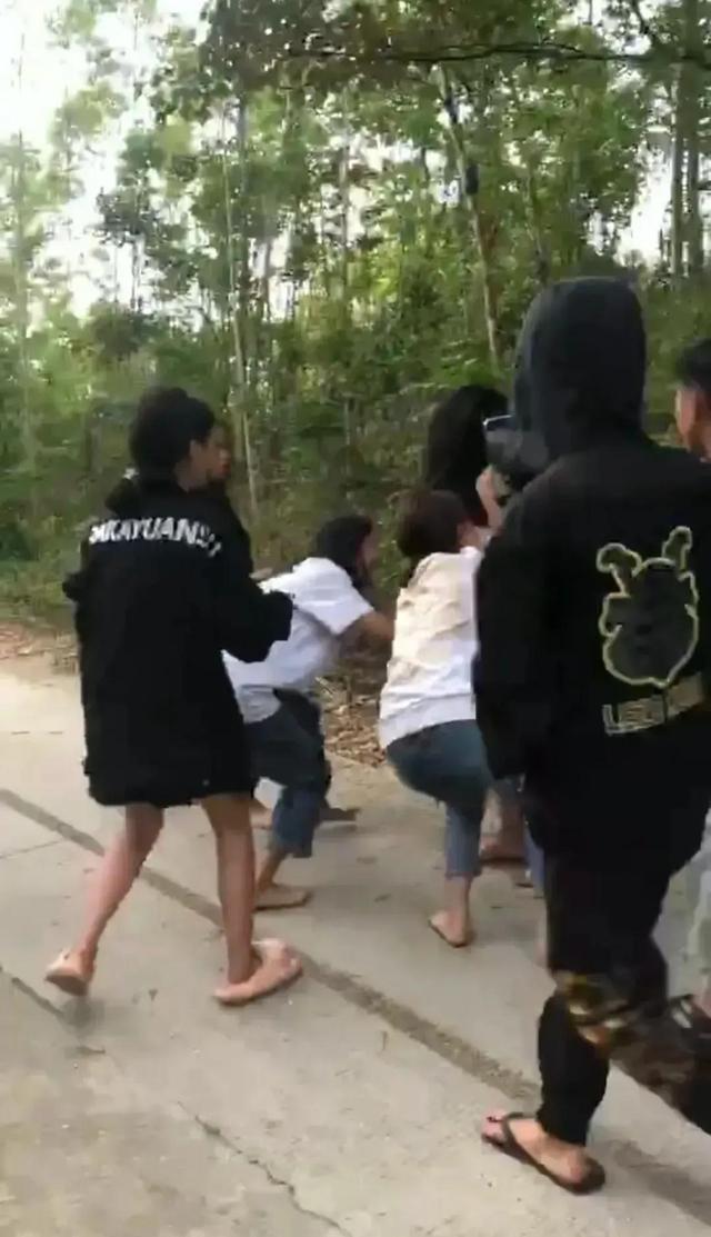 人神共愤！13岁女孩被同学扒衣服、打耳光，仅仅是因为看她不顺眼