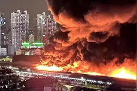 深夜突发！油罐车高速上发生爆燃图片