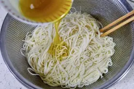 家庭DIY：手把手教你制作美味凉面，夏日解暑就是这么简单图片