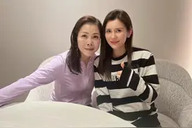 56岁田震和歌手吴琼在外聚餐，生图老到快认不出，两人亲密似母女图片