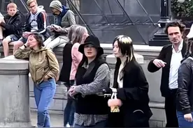 网友英国偶遇马思纯张哲轩，女方身材浮肿疑似已生下孩子？图片