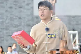 东方甄选主播明明为河北带货引来“围观”，现场男粉丝大喊“我爱你！”图片