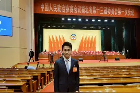 何猷君28岁生日排场大，生日蛋糕2米需6个壮汉抬，还用卡车配送图片