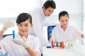 中学生优秀作文：我们应当追逐什么样的明星图片