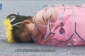 太搞笑了一萌娃在六一舞台表演时睡着了，这是在表演蚕蛹吗？图片