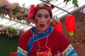 河南：男子扮成媒婆卖手擀面，边擀面边跳舞，一天能卖400碗图片