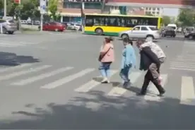 全网寻找的乌鲁木齐76路公交司机找到了：您弯腰背人的姿势，真帅！图片