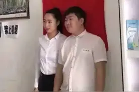 情侣民政局拍结婚证件照，镜头下移之后笑疯了，网友：这是硬伤啊图片