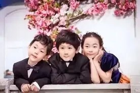 2004年女老板改嫁小19岁员工，50岁生下3胞胎，3年后当前夫证婚人图片