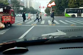 圆形红灯都可以右转吗？有5种情况千万别右转，转过去就是扣6分图片