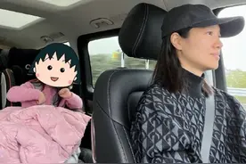 朱丹开车带俩孩子探班老公，夫妻二人终同框，周一围留长发被认错图片