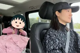 朱丹开车带俩孩子探班老公，夫妻二人终同框，周一围留长发被认错图片