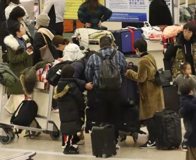 孙俪一家四口罕走机场，穿貂皮大衣像阔太太，一对儿女超可爱