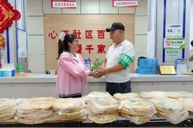 六师五家渠市：热心店主倾“馕”相助抗疫情图片