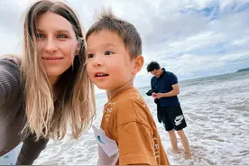 人生赢家!谢晖携漂亮白人超模三亚度假,抓住2岁混血儿子踏浪而行图片
