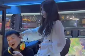 笑喷 ！陪女友逛街还是打游戏？网友：怪不得背后凉飕飕的图片