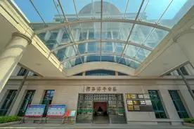 普宁有个牛人，身家2000亿却全部捐给国家，一生住宿舍，无车无房图片