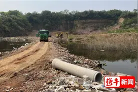 车过“沙尘暴”雨后“烂泥塘”，绍兴这条路有点“惨”图片