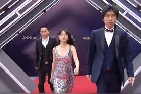 绝地求生女主播沫子罕见穿抹胸衣服，与豚豚相约连麦PK图片