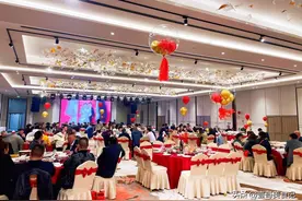 上海一男子赴婚宴，随礼50，独自喝光一瓶茅台后，婚宴变成闹剧图片