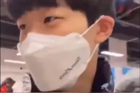 韩国远动员逛冬奥商店，嫌50元纪念品太贵了图片