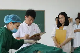 医学生内部聊天记录被曝出，内容直白又有点刺耳，引起部分人不适图片