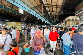 柬埔寨商贩拒收一百瑞尔现金，官员进行现场教育图片