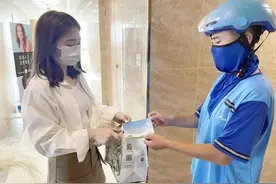 外卖小哥帮女客户买私人用品，拿在手里涨红了脸，看到评价真暖心图片