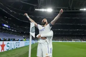 关于皇马3-1第一个进球，为什么很多人会认为是本泽马犯规先呢？图片