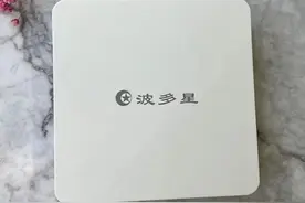 使用WiFi的电视机顶盒，可找到您喜欢的节目图片