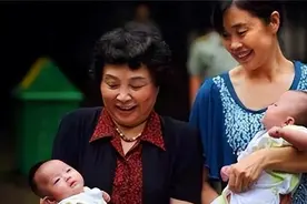 10年，60岁老太盛海琳冒死生下双胞胎，8年攒下700万，如今怎样？图片
